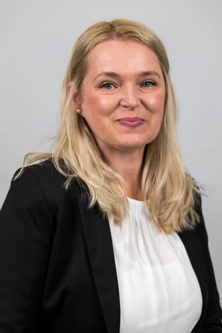 Ansprechpartnerin für Schulungen, Portraitfoto