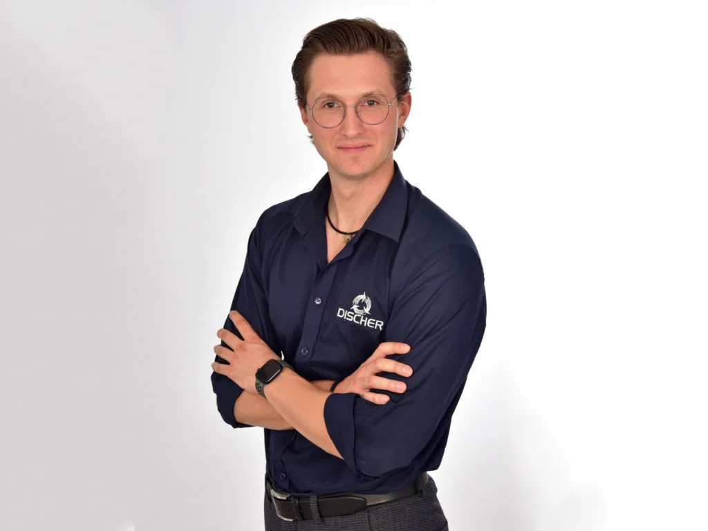 Miron Discher, dritte Generation der Geschäftsführung bei DISCHER Technik, Portraitfoto mit verschränkten Armen