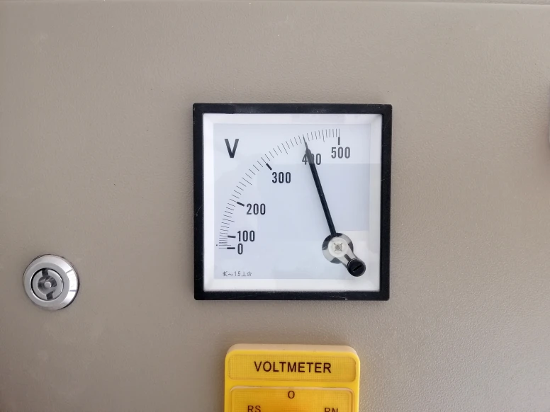 Voltmeter zeigt 400 Volt für die Schnellheizung der DISCHER Fäkalspüle