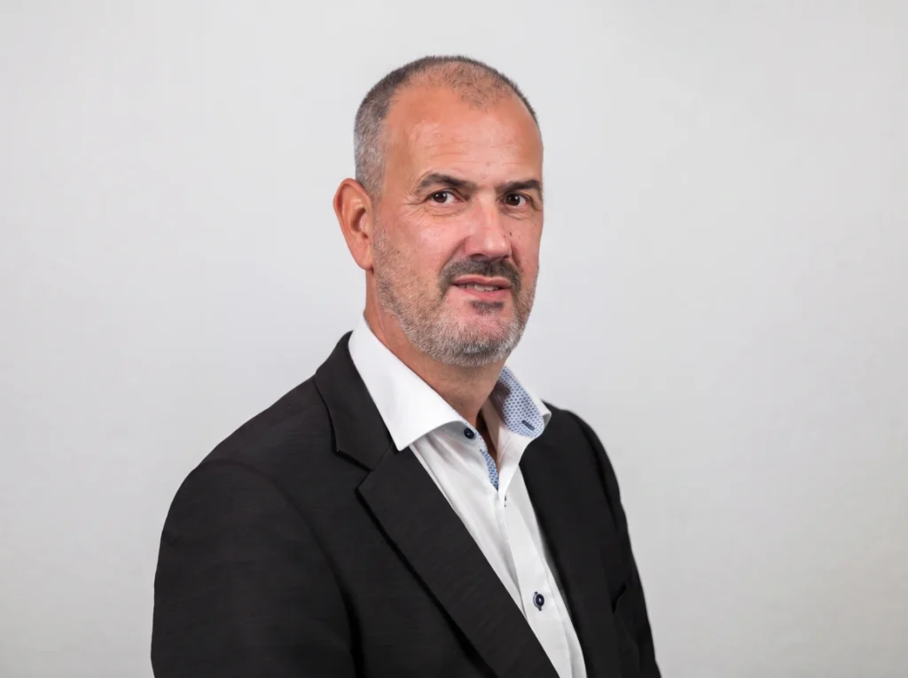 Portrait des Geschäftsführers der zweiten Generation Olaf Discher bei DISCHER Technik